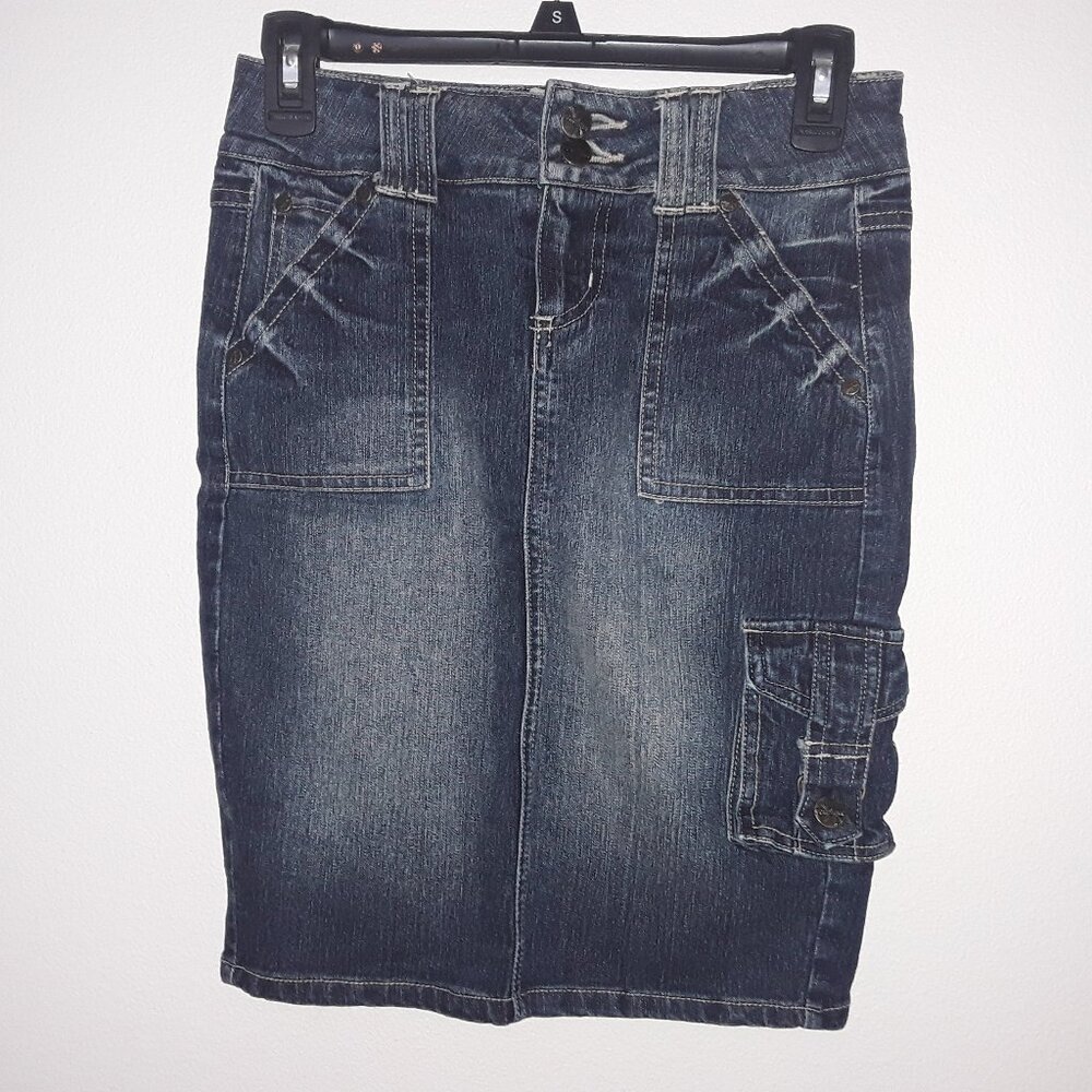 Younique ladies size 1 stretchy blue denin skirt w/3 front,2 back pockets,